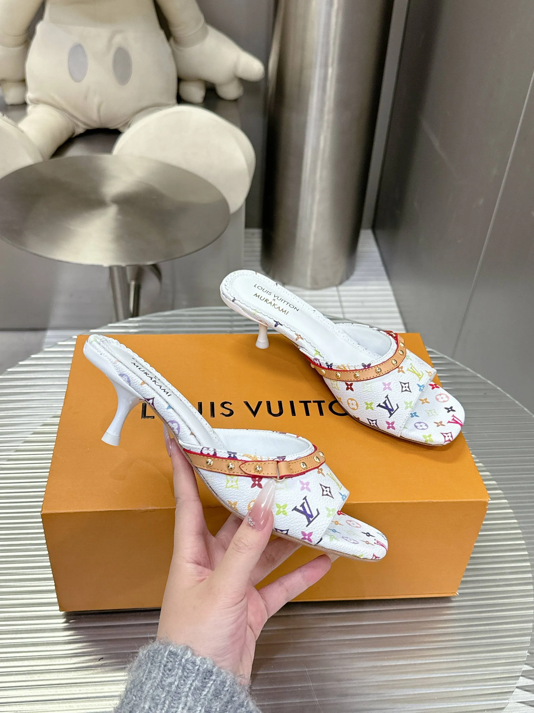 👟👟Ex-factory price 480👟👟 Cat heels 5.5Cmm [Genuine leather outsole] 𝐋𝐨𝐮𝐢𝐬 𝐕𝐮𝐢𝐭𝐭𝐨𝐧 24S spring and summer new denim denim cat heels series Lv presbyopia becomes more and more attractive the more you look at it Adding denim adds a bit more playfulness. It looks great when paired with shorts, short skirts and wide-leg trousers in summer. Kitten heels also have a certain height. A must-have for sisters in summer. Sizes 35-42